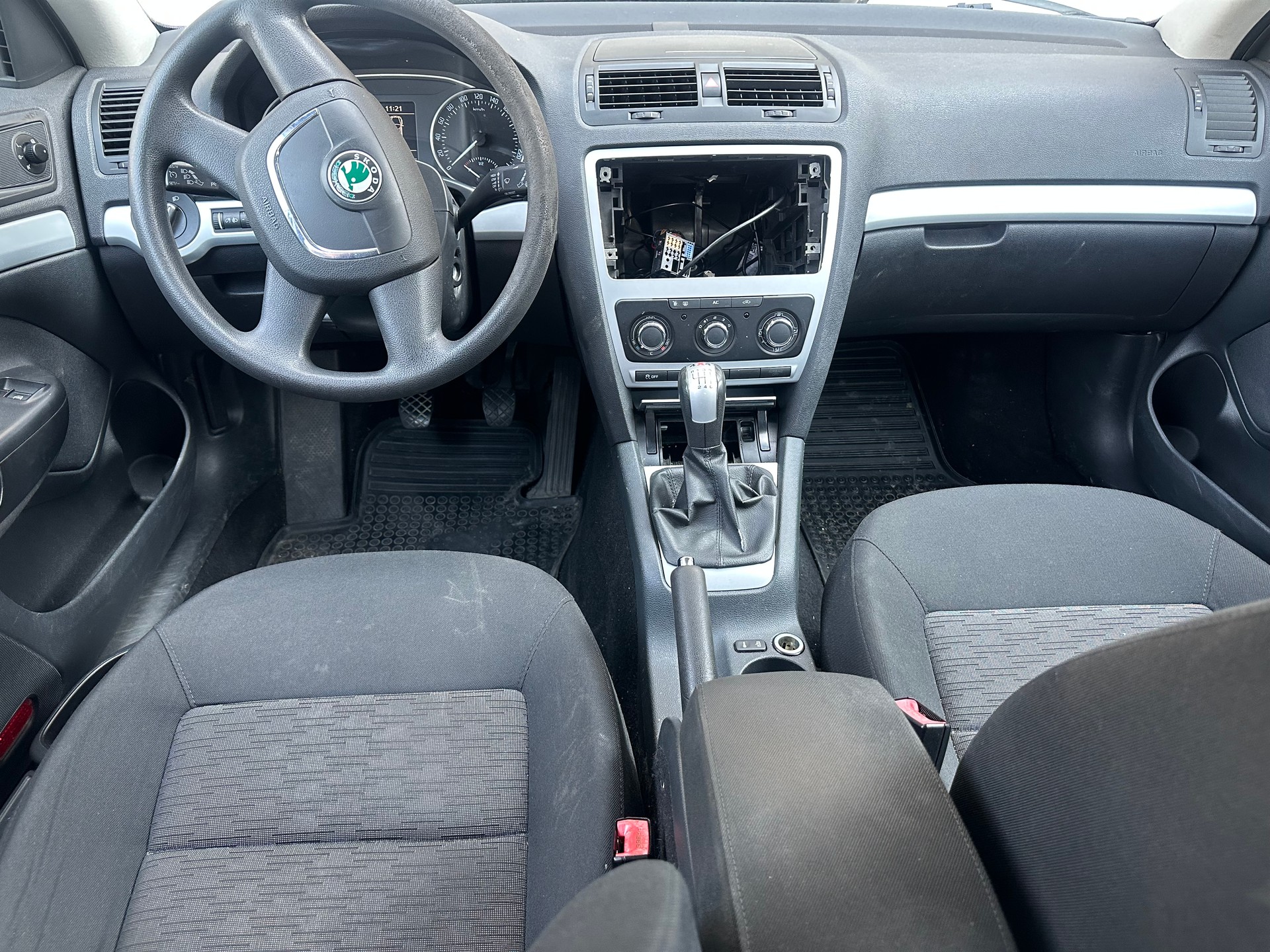 SKODA Octavia Combi 1.6 TDI 50Years 4x4-image-2