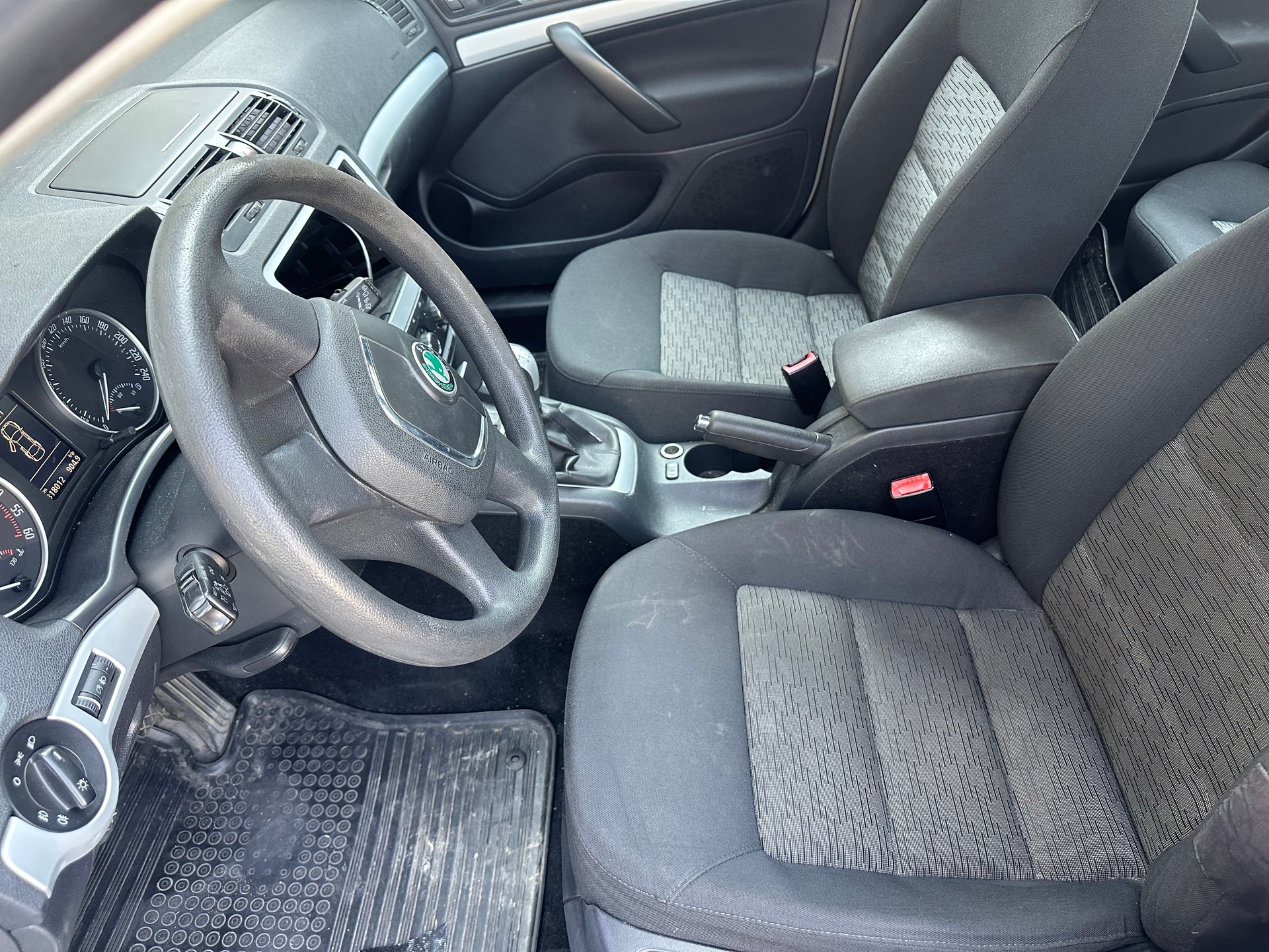 SKODA Octavia Combi 1.6 TDI 50Years 4x4-image-3