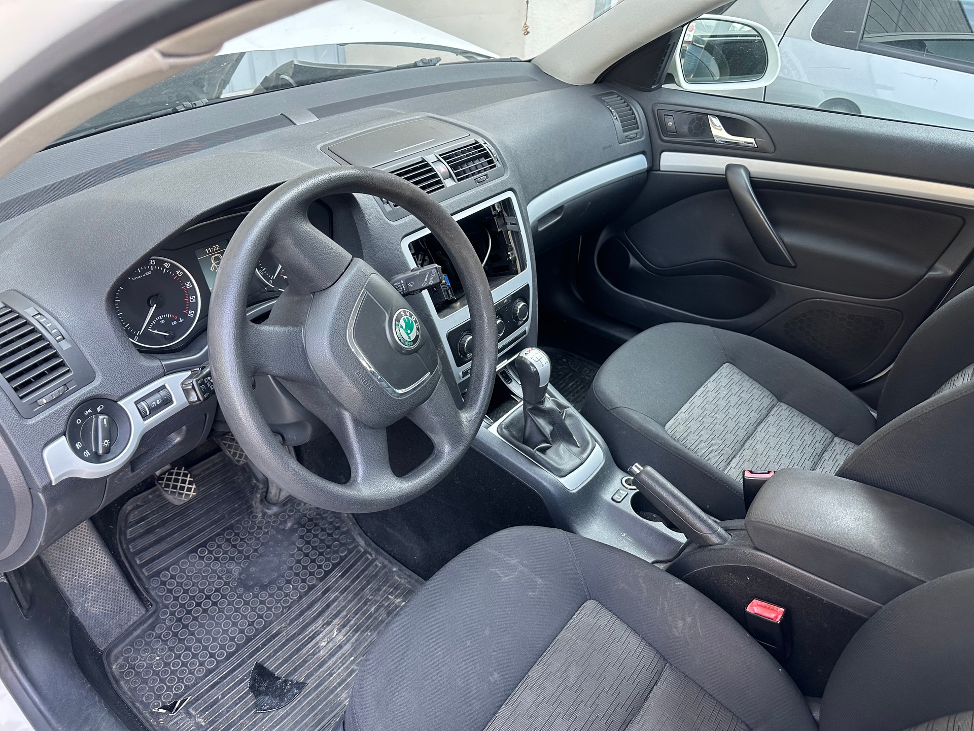 SKODA Octavia Combi 1.6 TDI 50Years 4x4-image-1