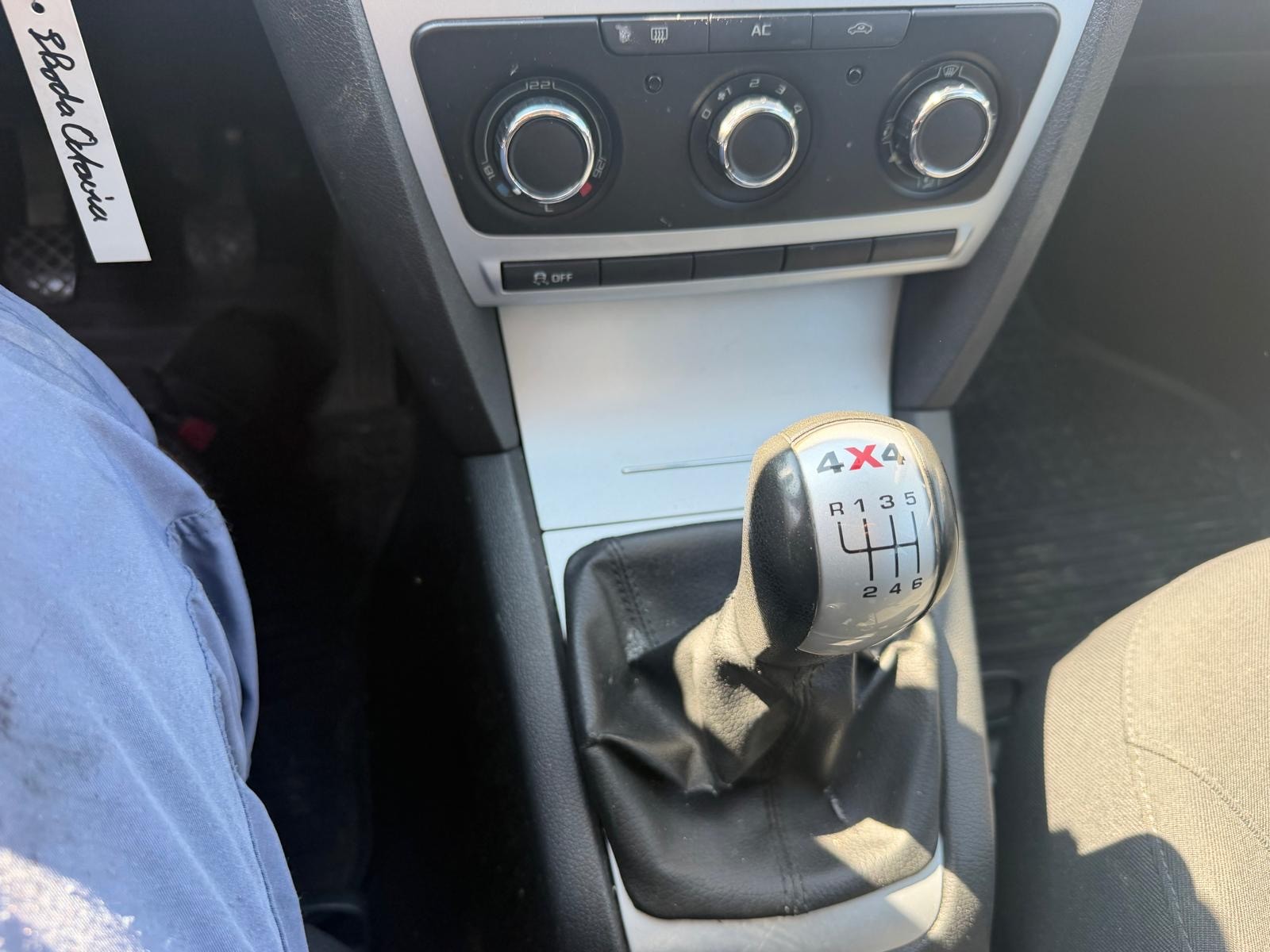 SKODA Octavia Combi 1.6 TDI 50Years 4x4-image-7