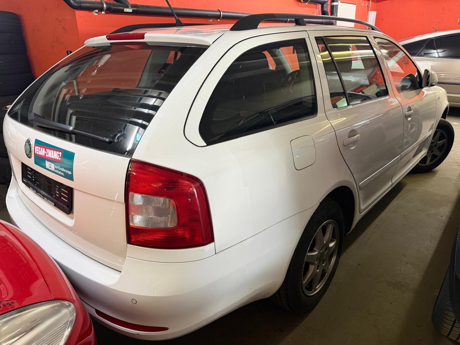 SKODA Octavia Combi 1.6 TDI 50Years 4x4-image-15