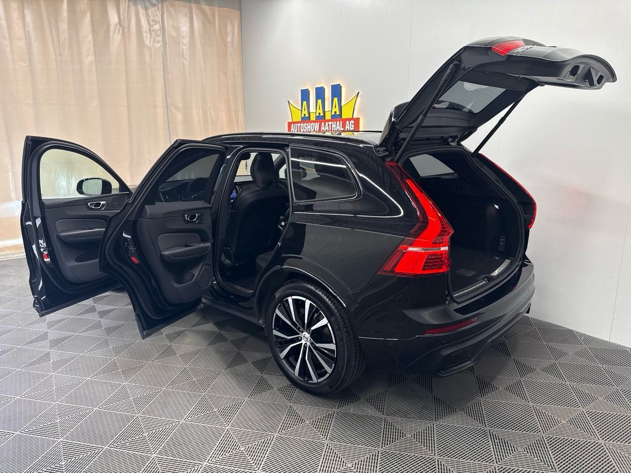 VOLVO XC60 B5 MHD AWD Black Edition Plus Geartronic-image-14