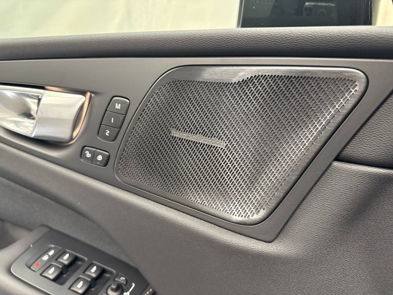 VOLVO XC60 B5 MHD AWD Black Edition Plus Geartronic-image-5