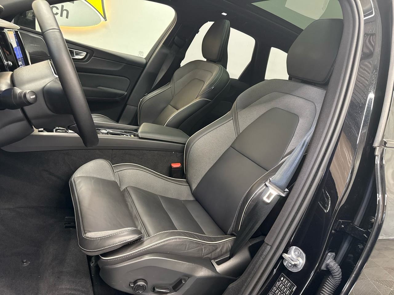 VOLVO XC60 B5 MHD AWD Black Edition Plus Geartronic-image-3