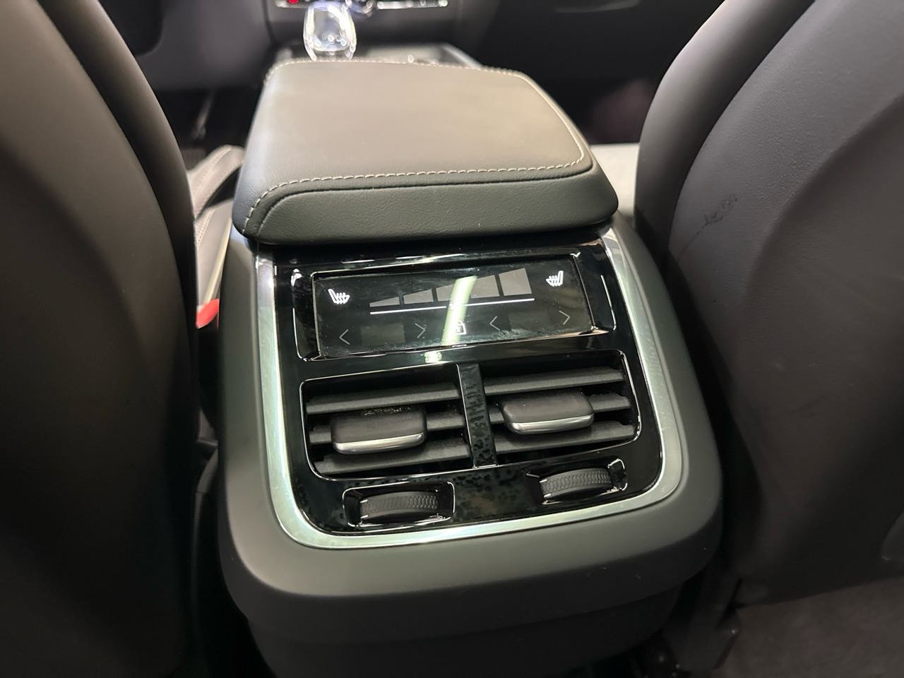 VOLVO XC60 B5 MHD AWD Black Edition Plus Geartronic-image-11