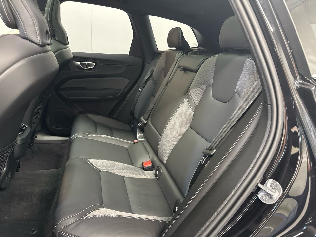 VOLVO XC60 B5 MHD AWD Black Edition Plus Geartronic-image-10