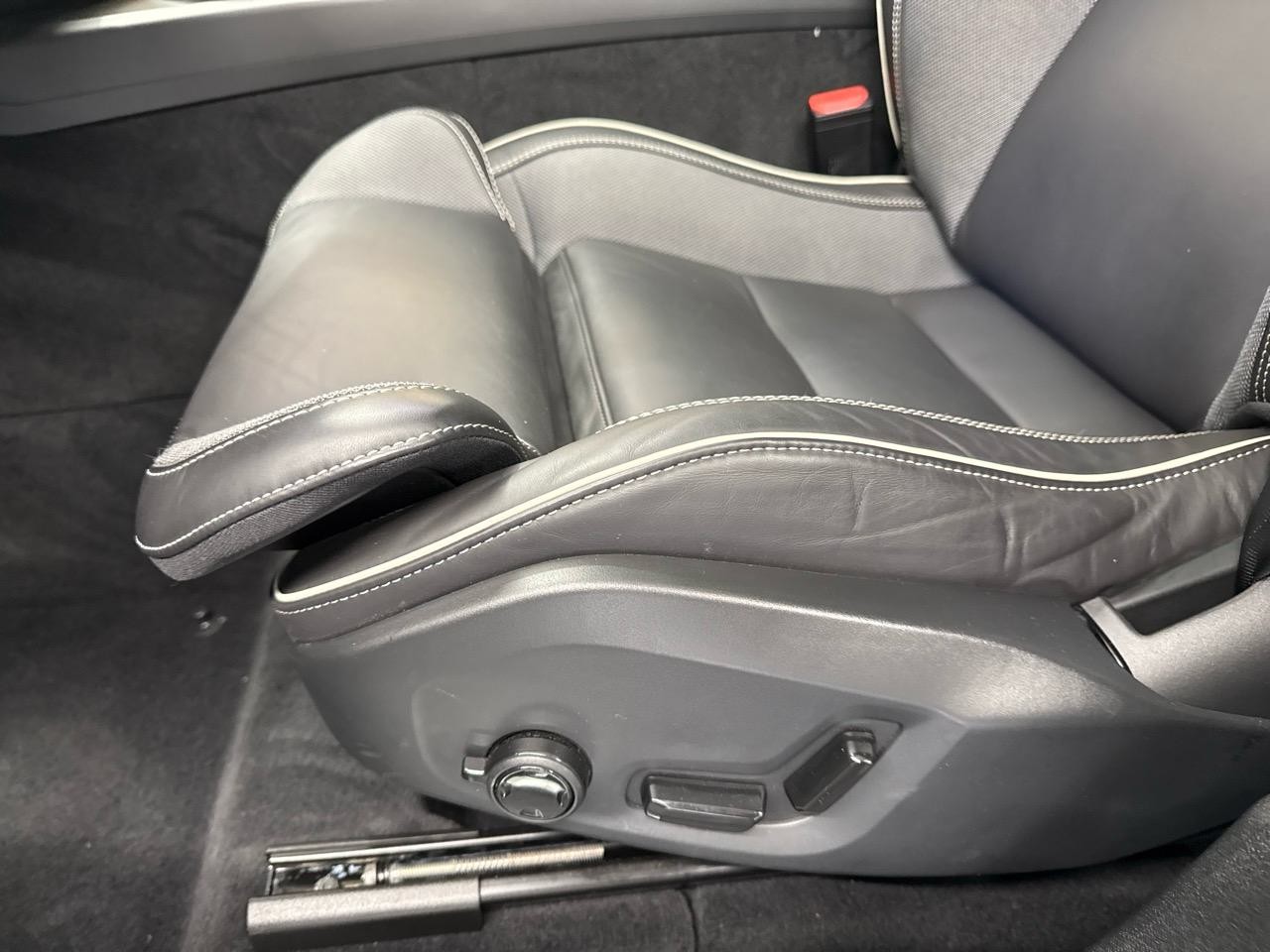 VOLVO XC60 B5 MHD AWD Black Edition Plus Geartronic-image-4