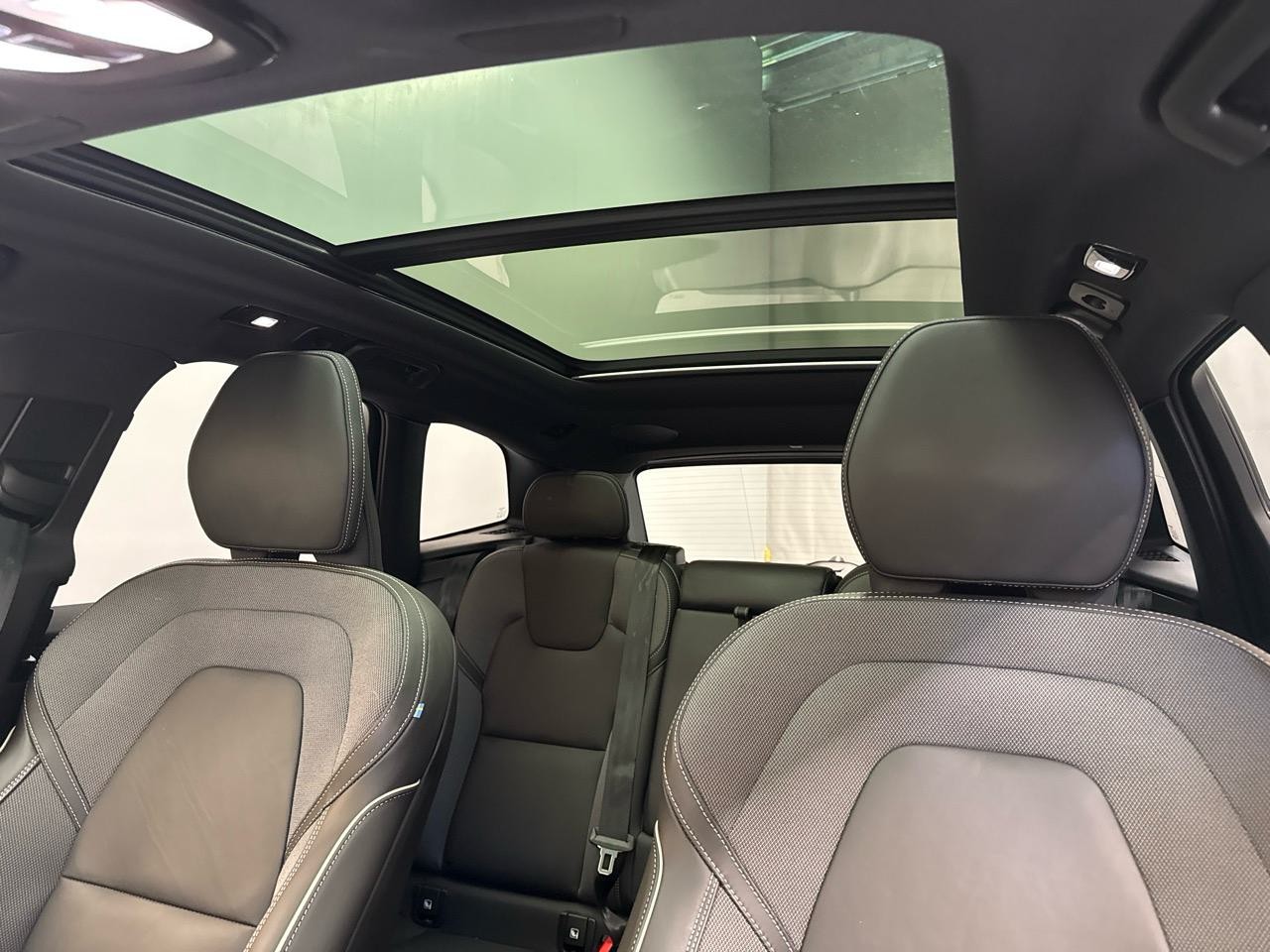 VOLVO XC60 B5 MHD AWD Black Edition Plus Geartronic-image-6
