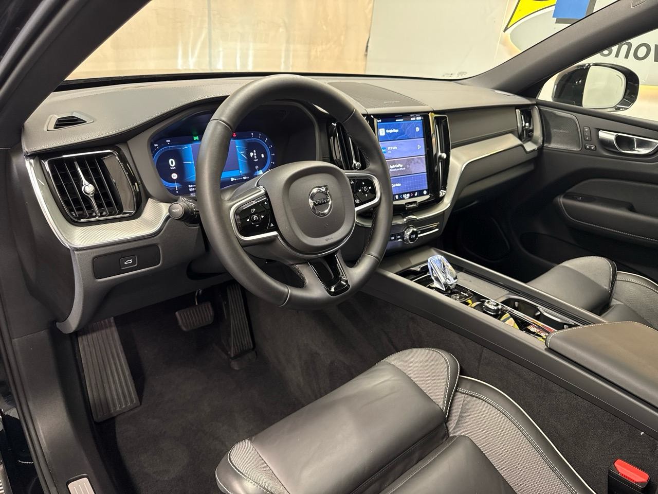 VOLVO XC60 B5 MHD AWD Black Edition Plus Geartronic-image-2