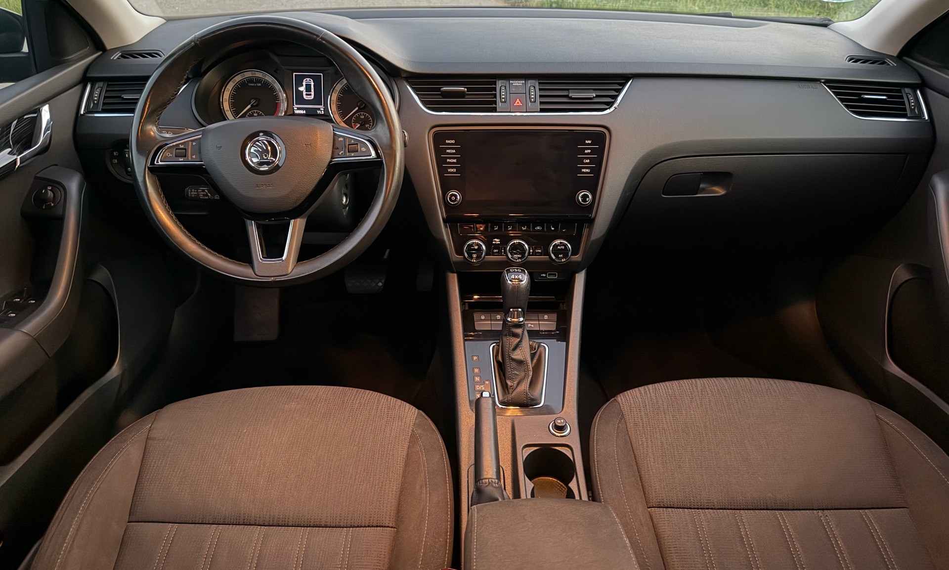 SKODA Octavia Combi 2.0 TDI Prag 4x4 DSG-image-12