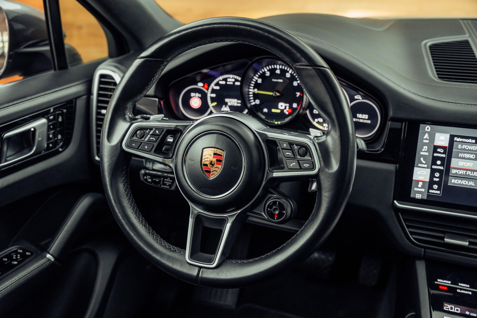 PORSCHE Cayenne Coupé E-Hybrid-image-13