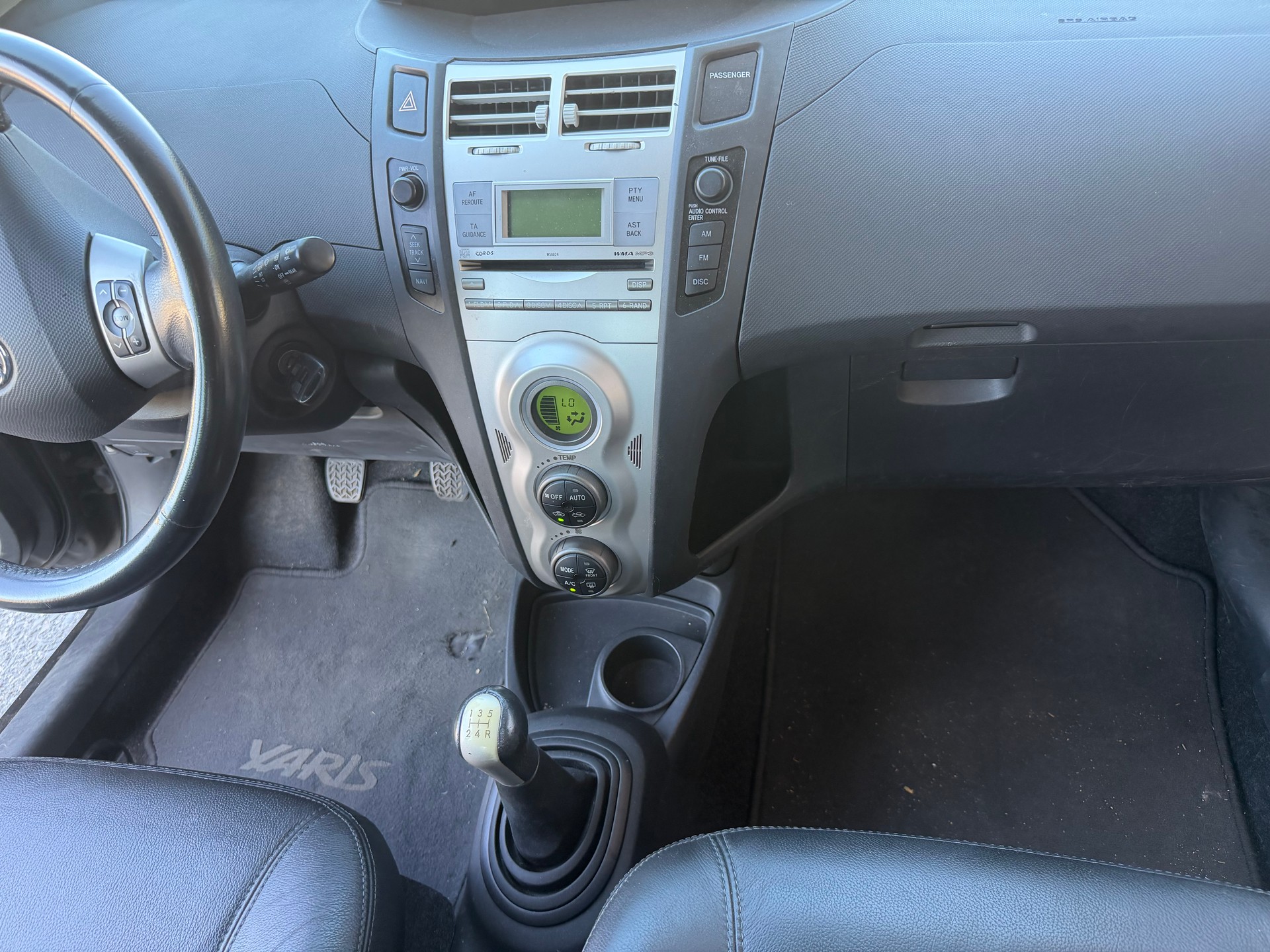 TOYOTA Yaris 1.3 Linea Sol-image-9