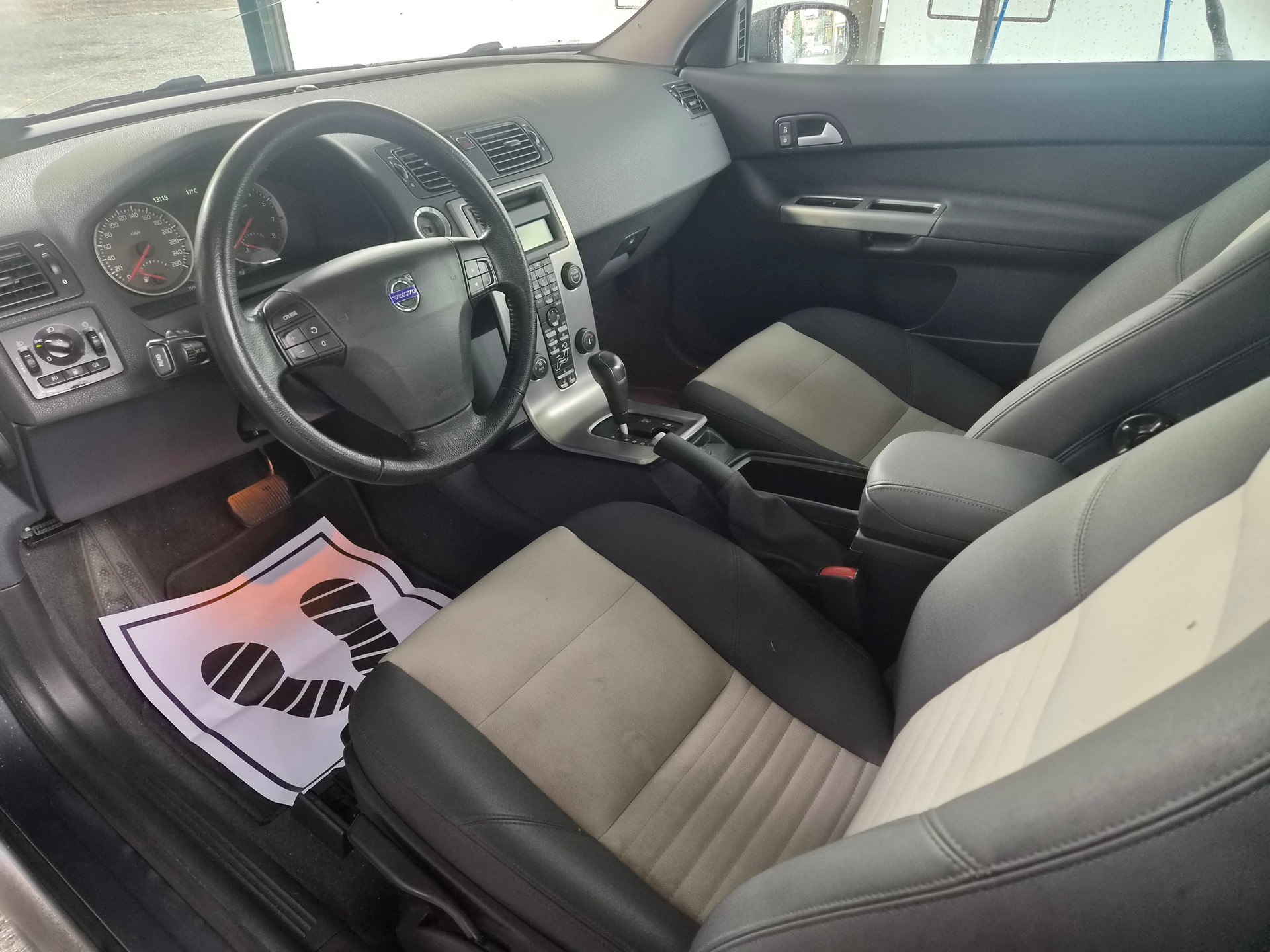VOLVO C30 T5 Momentum-image-9