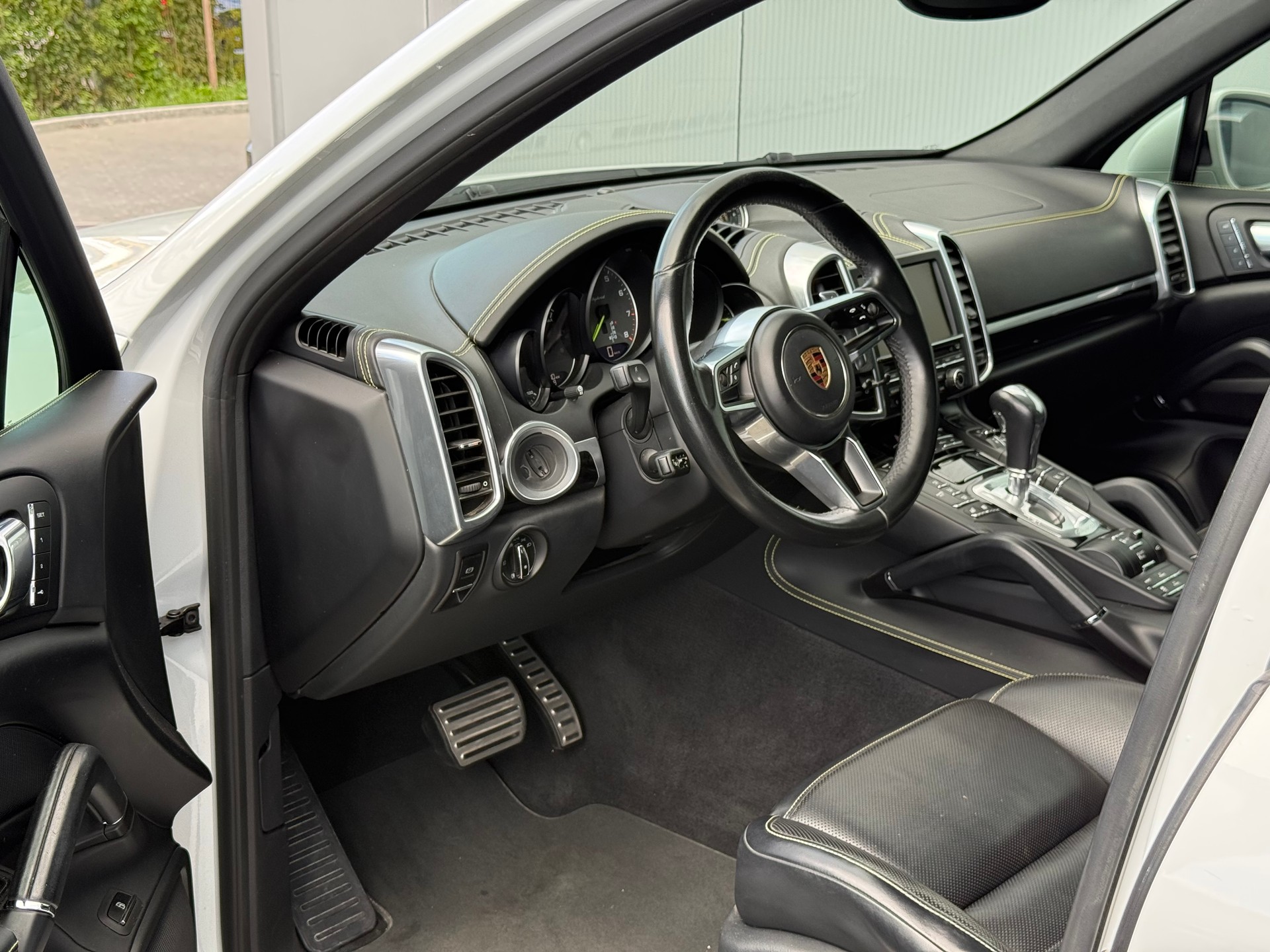 PORSCHE Cayenne S E-Hybrid Platinum Edition-image-7