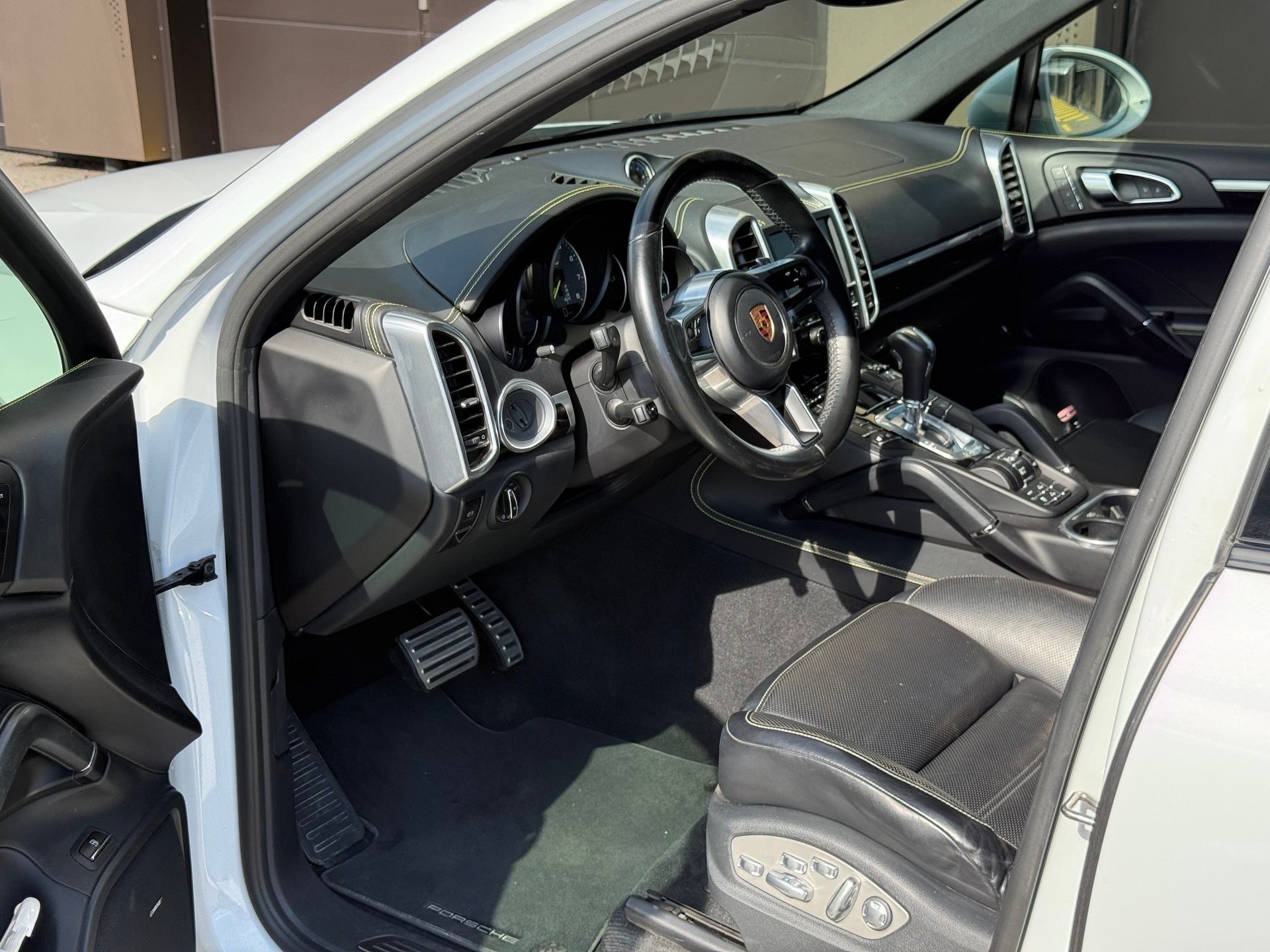 PORSCHE Cayenne S E-Hybrid Platinum Edition-image-8