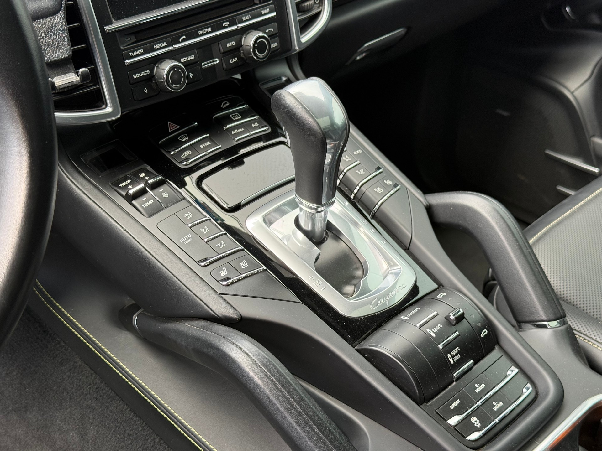 PORSCHE Cayenne S E-Hybrid Platinum Edition-image-12