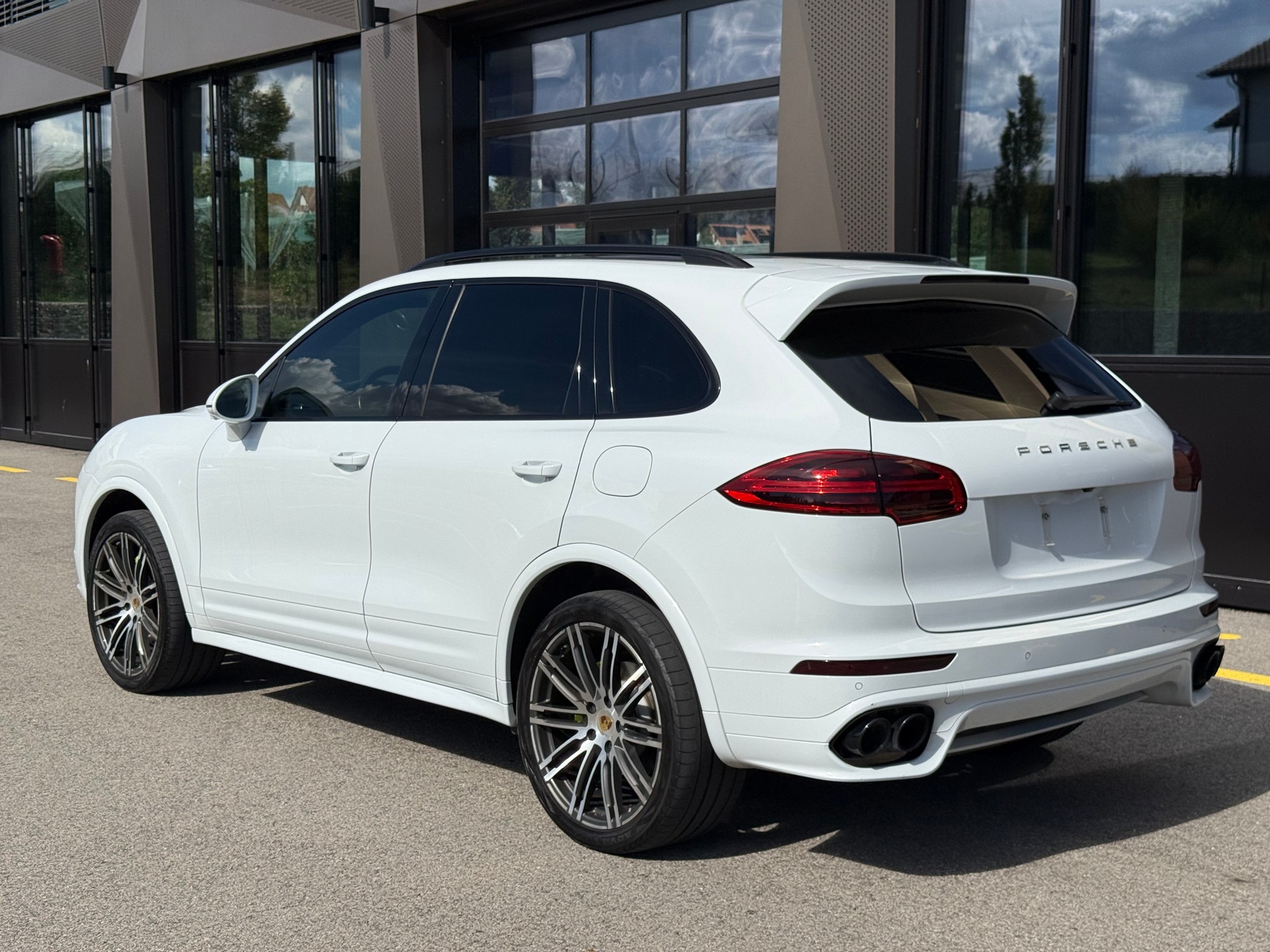 PORSCHE Cayenne S E-Hybrid Platinum Edition-image-5