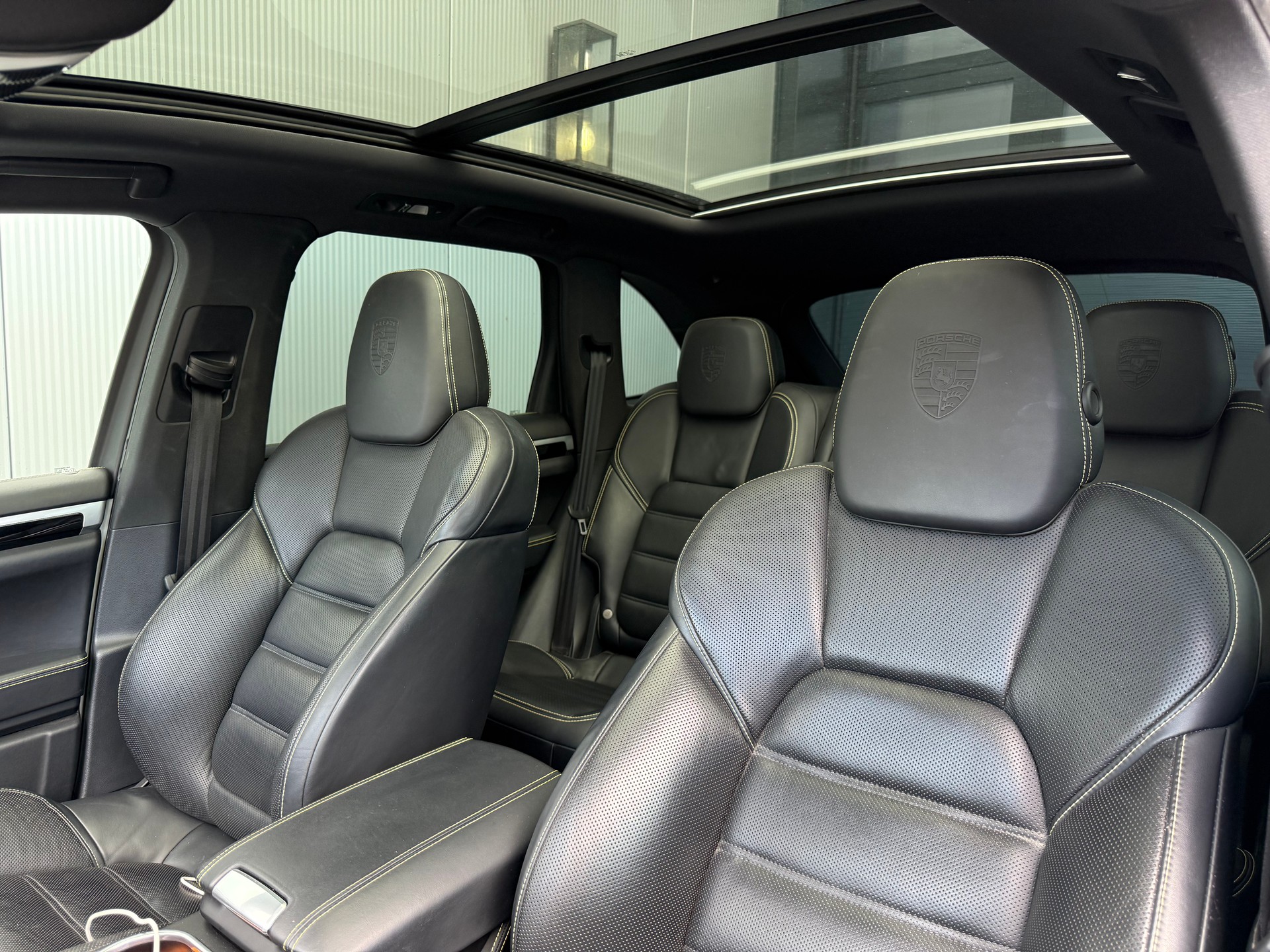 PORSCHE Cayenne S E-Hybrid Platinum Edition-image-9