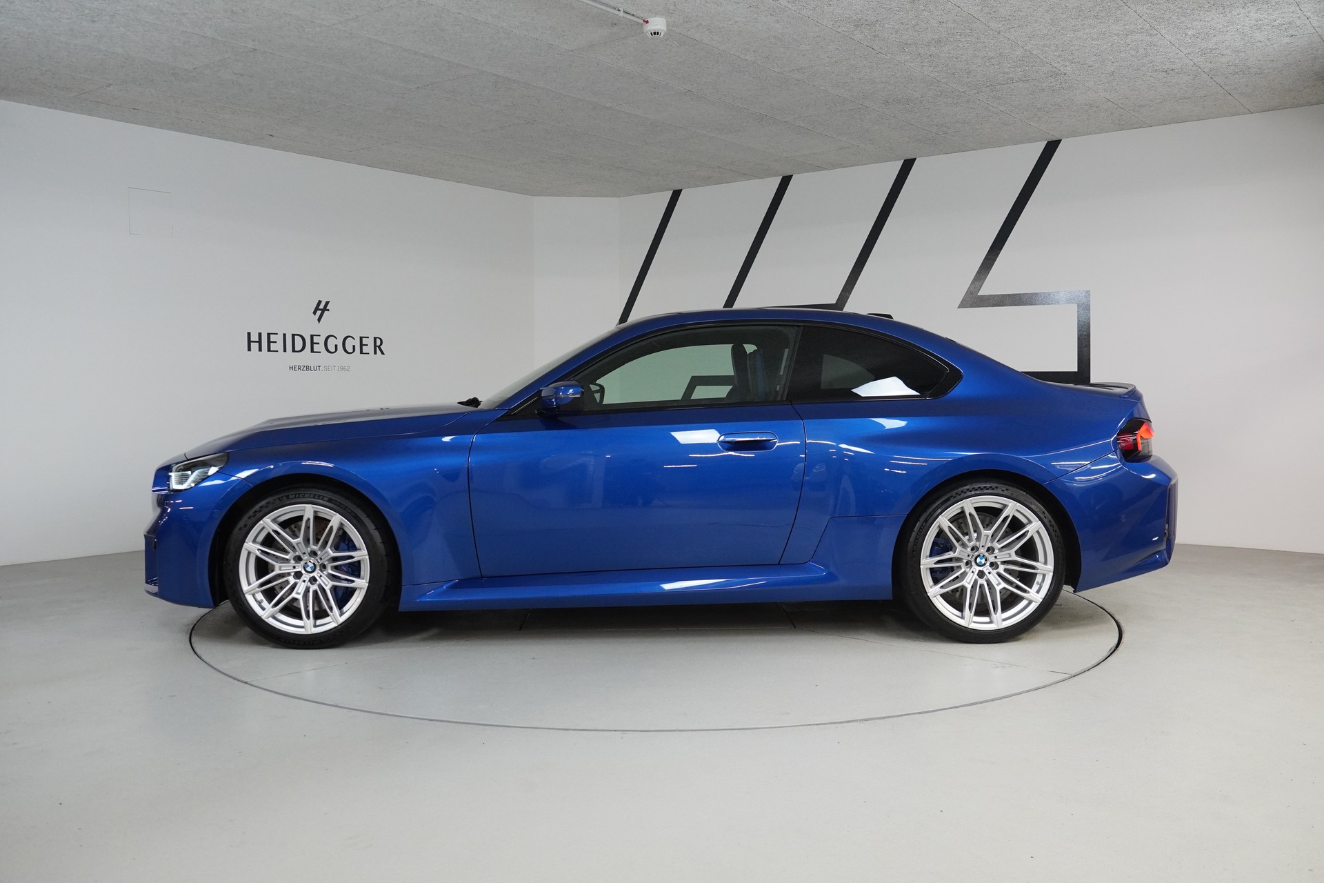 BMW M2 Steptronic-showroom-element-3