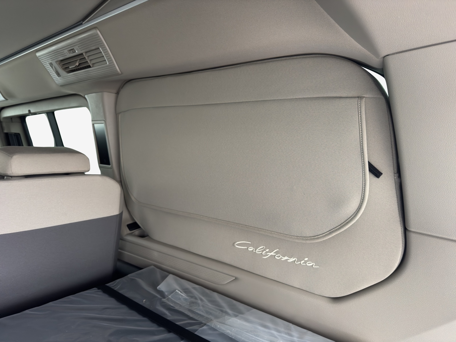 VW California 2.0 TDI Beach Camper-image-15
