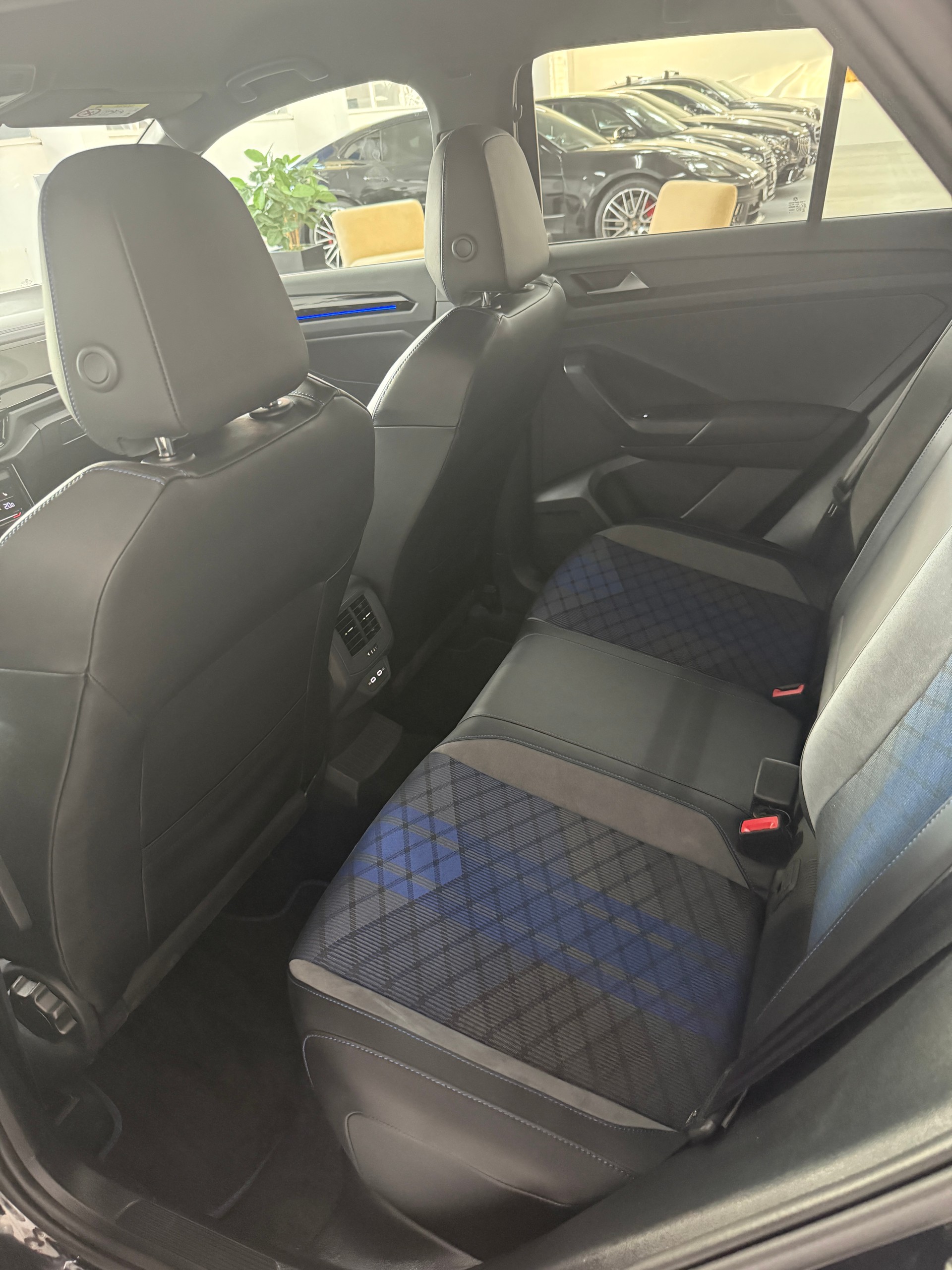 VW T-Roc 2.0 TSI R DSG 4Motion-image-12