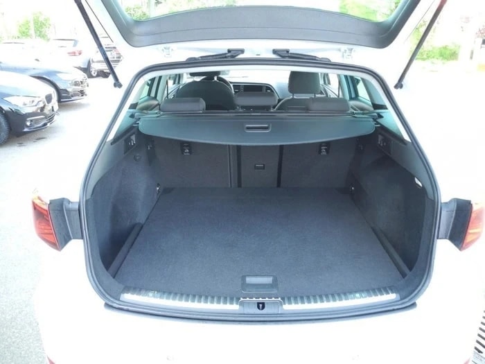 SEAT Leon ST 2.0 TDI CR Style DSG ** Gr.Navi ** PDC ** Abstandsregelsystem ** Sitzheizung **-image-5