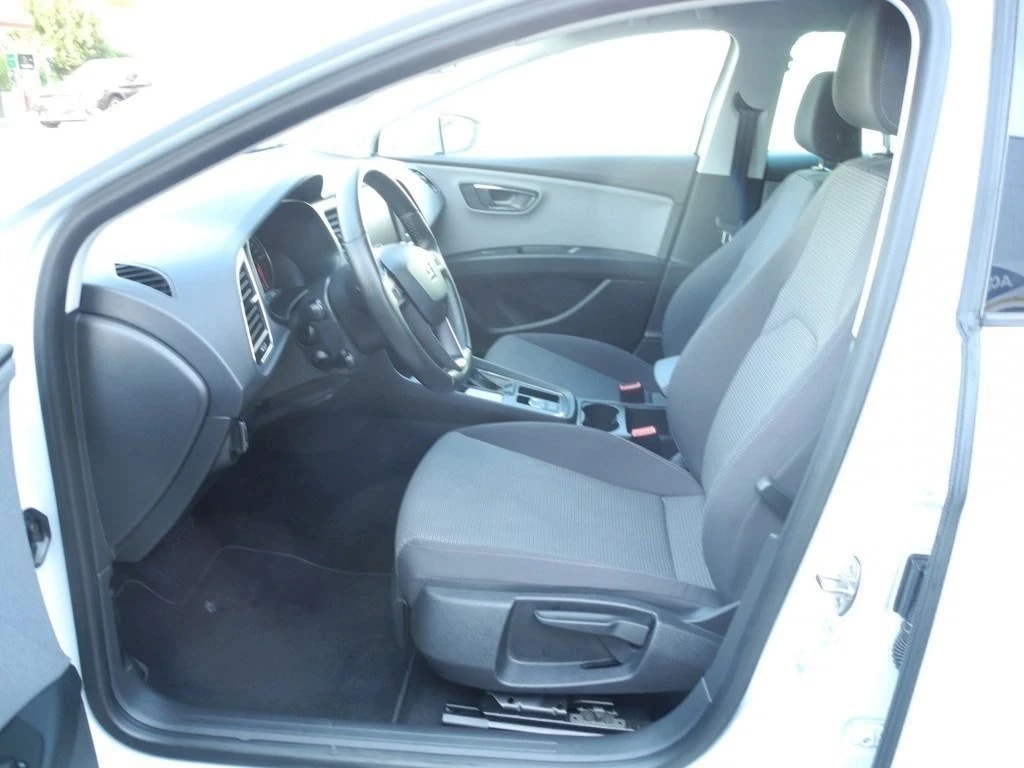 SEAT Leon ST 2.0 TDI CR Style DSG ** Gr.Navi ** PDC ** Abstandsregelsystem ** Sitzheizung **-image-9
