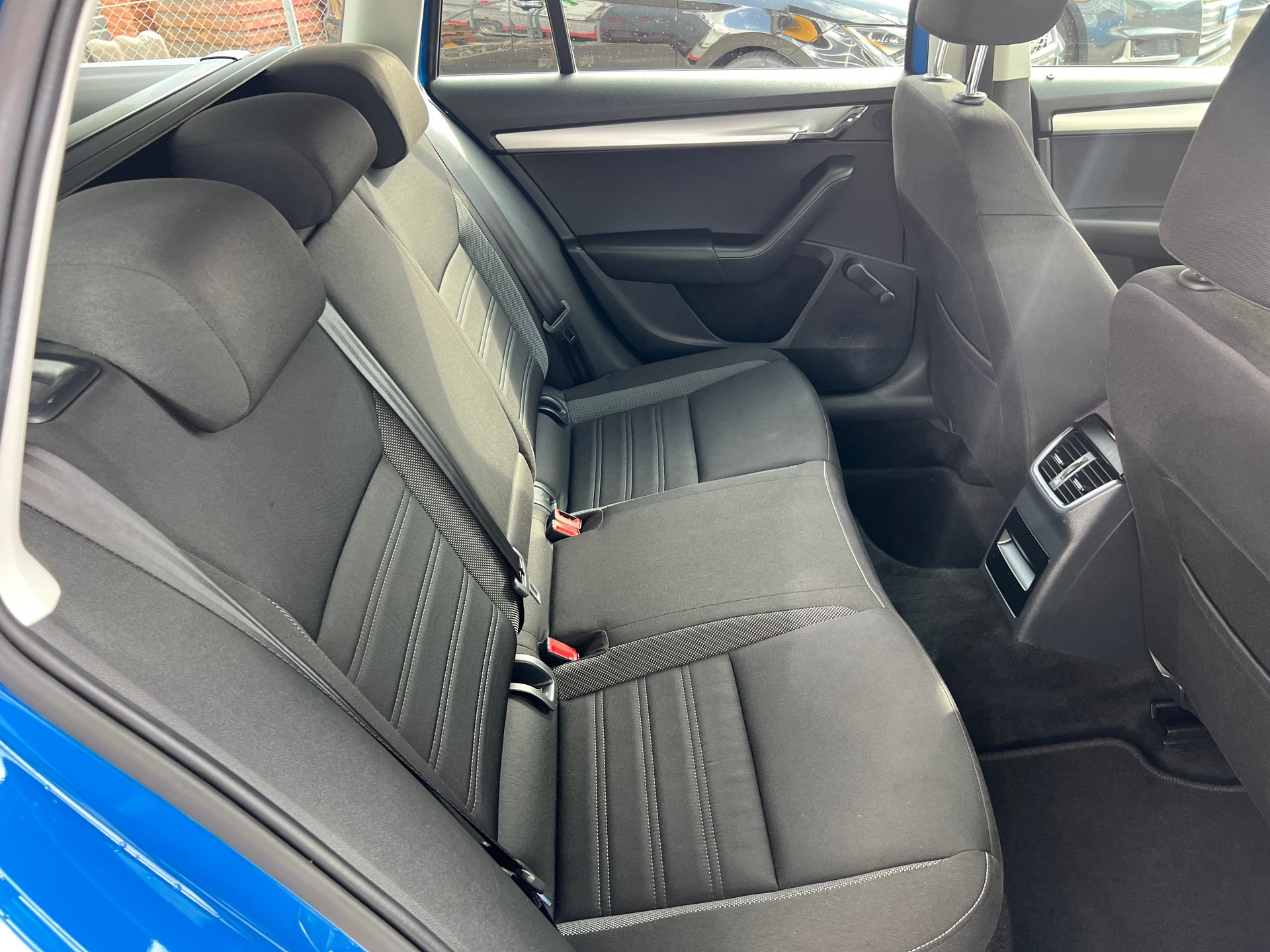 SKODA Octavia Combi 1.6 TDI Ambition-image-8