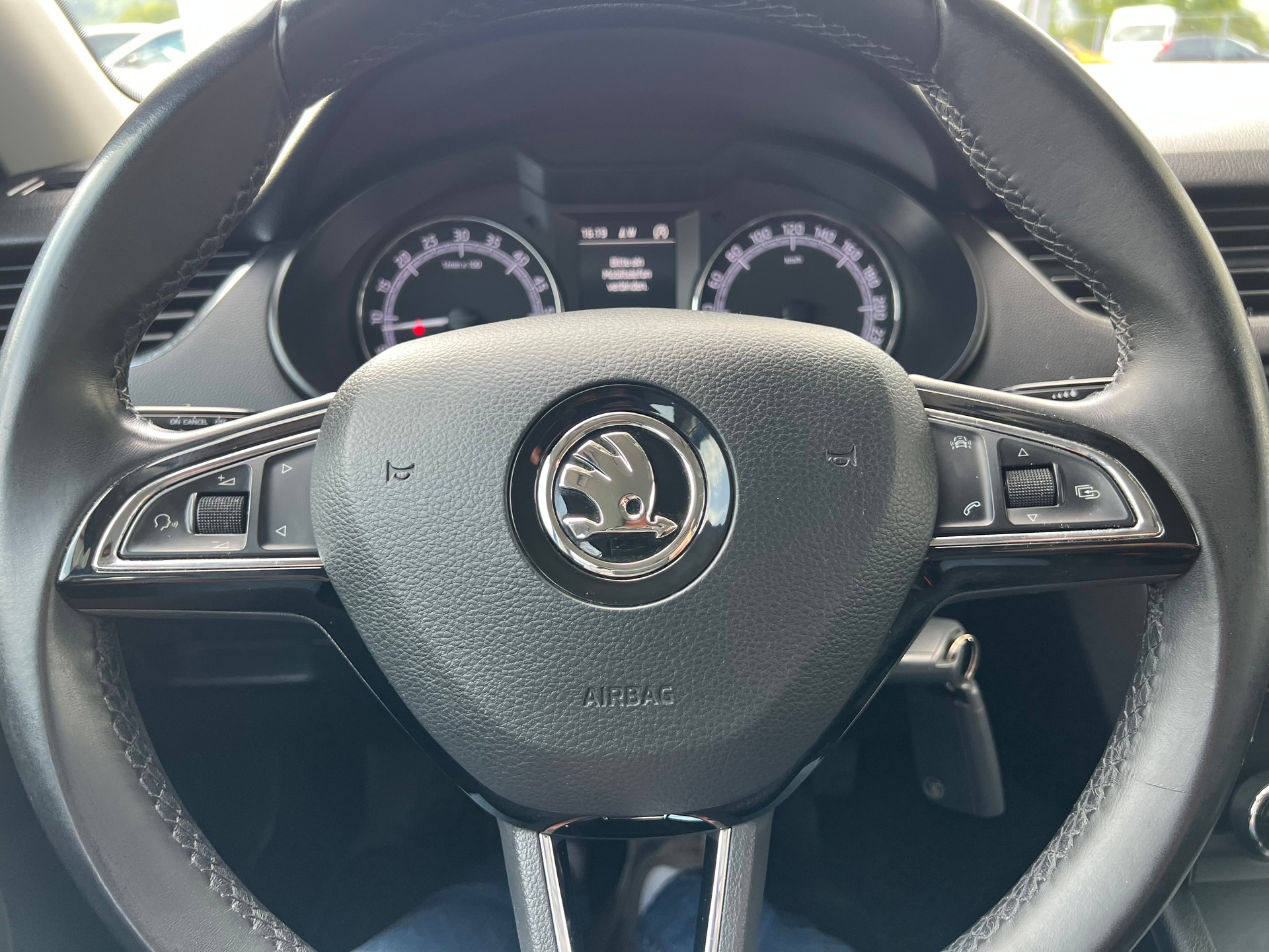 SKODA Octavia Combi 1.6 TDI Ambition-image-17