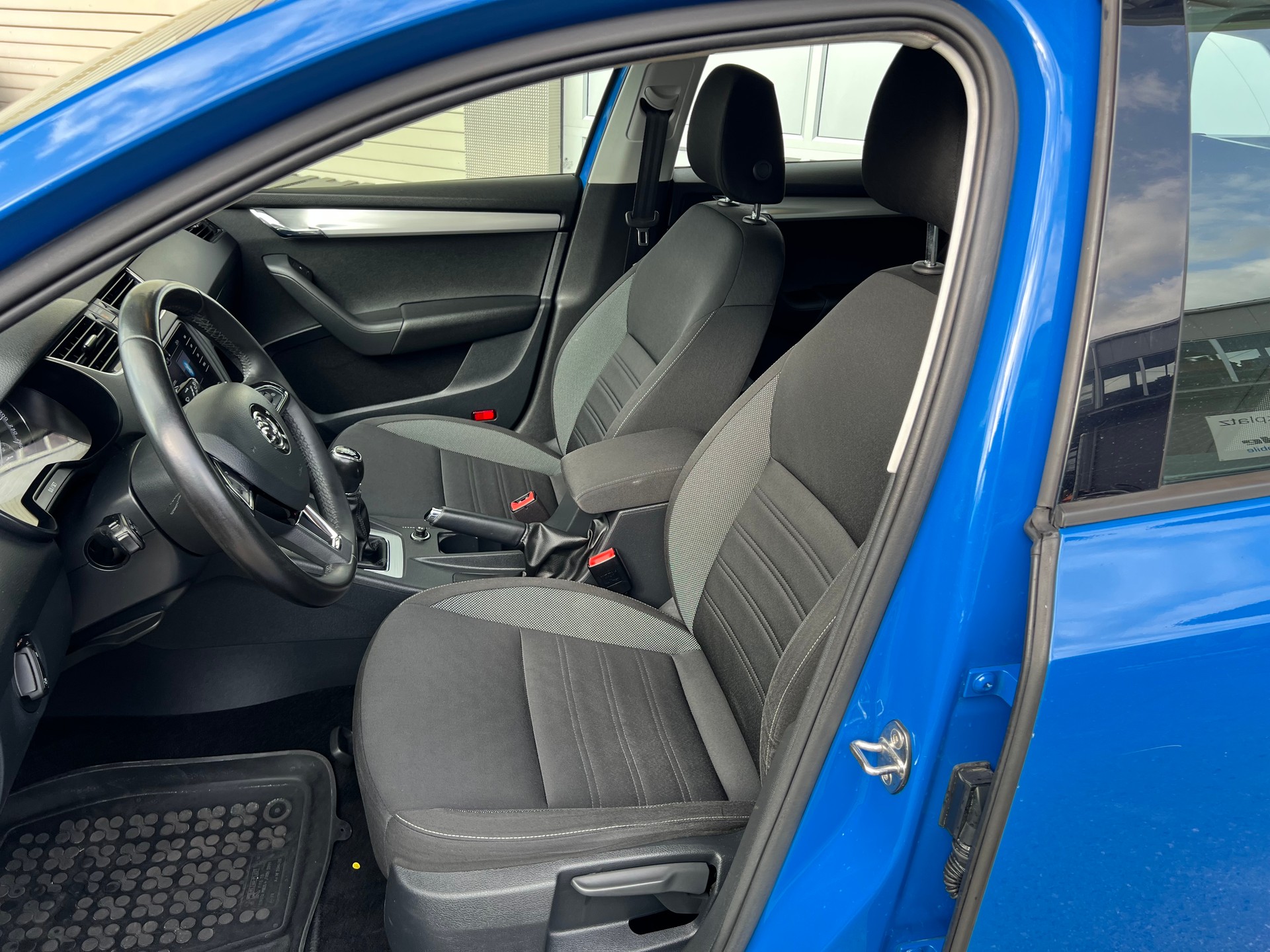 SKODA Octavia Combi 1.6 TDI Ambition-image-10