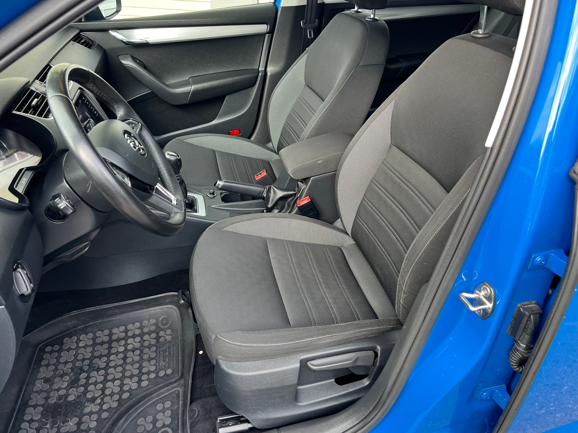 SKODA Octavia Combi 1.6 TDI Ambition-image-13