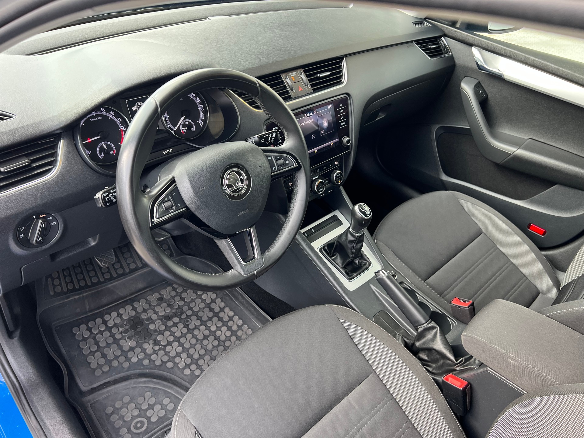 SKODA Octavia Combi 1.6 TDI Ambition-image-12