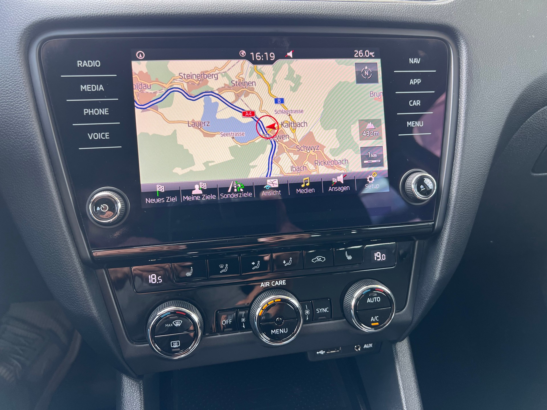 SKODA Octavia Combi 1.6 TDI Ambition-image-15