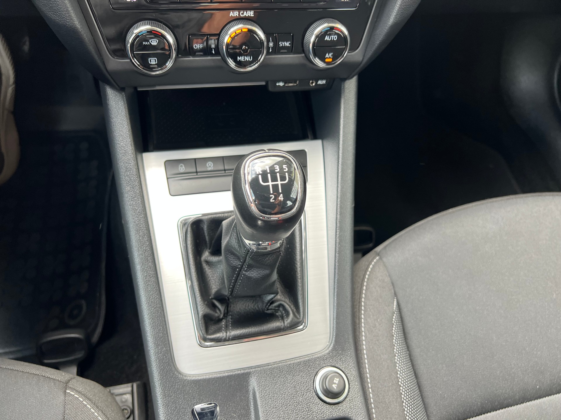 SKODA Octavia Combi 1.6 TDI Ambition-image-14
