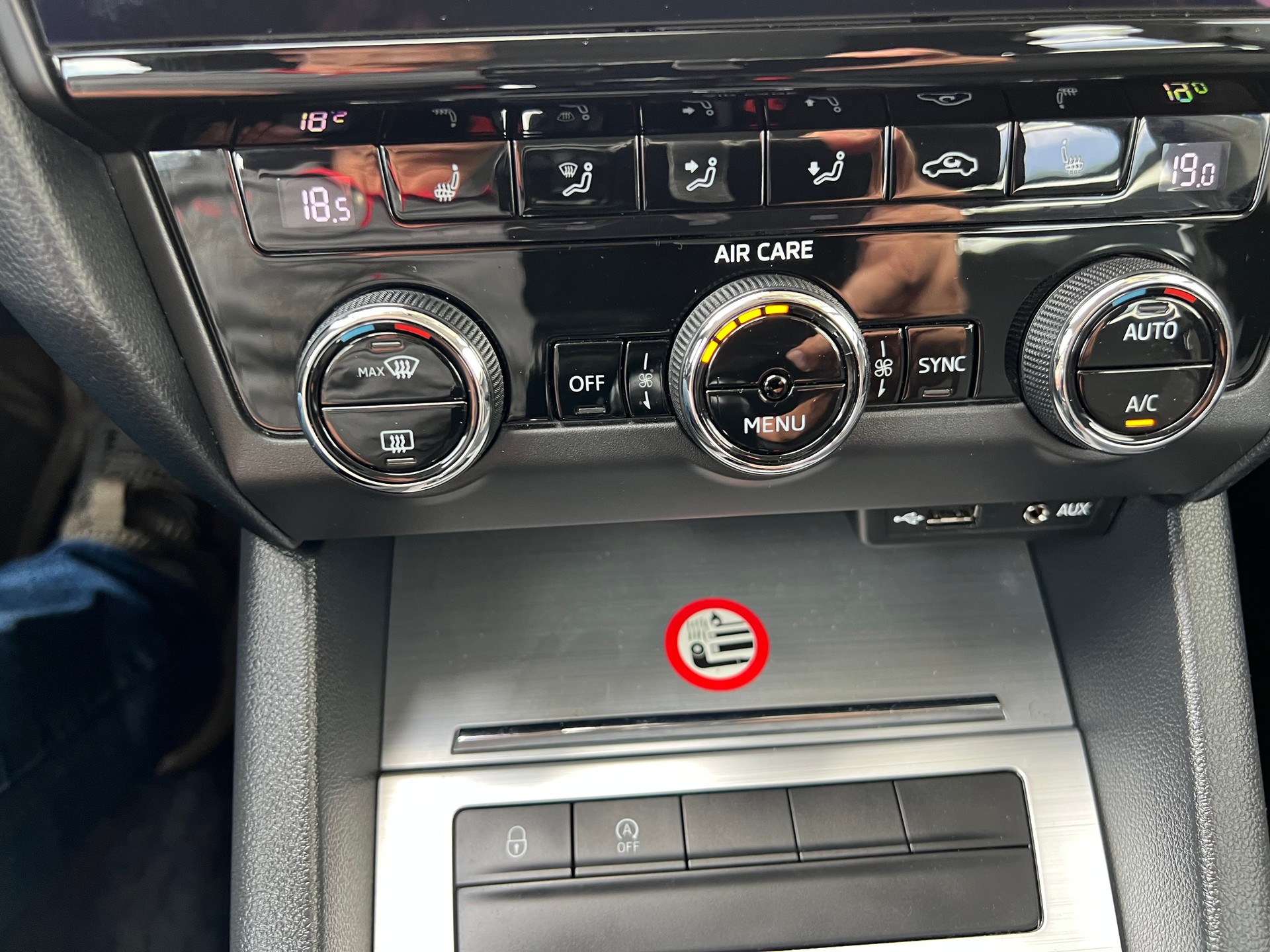 SKODA Octavia Combi 1.6 TDI Ambition-image-16