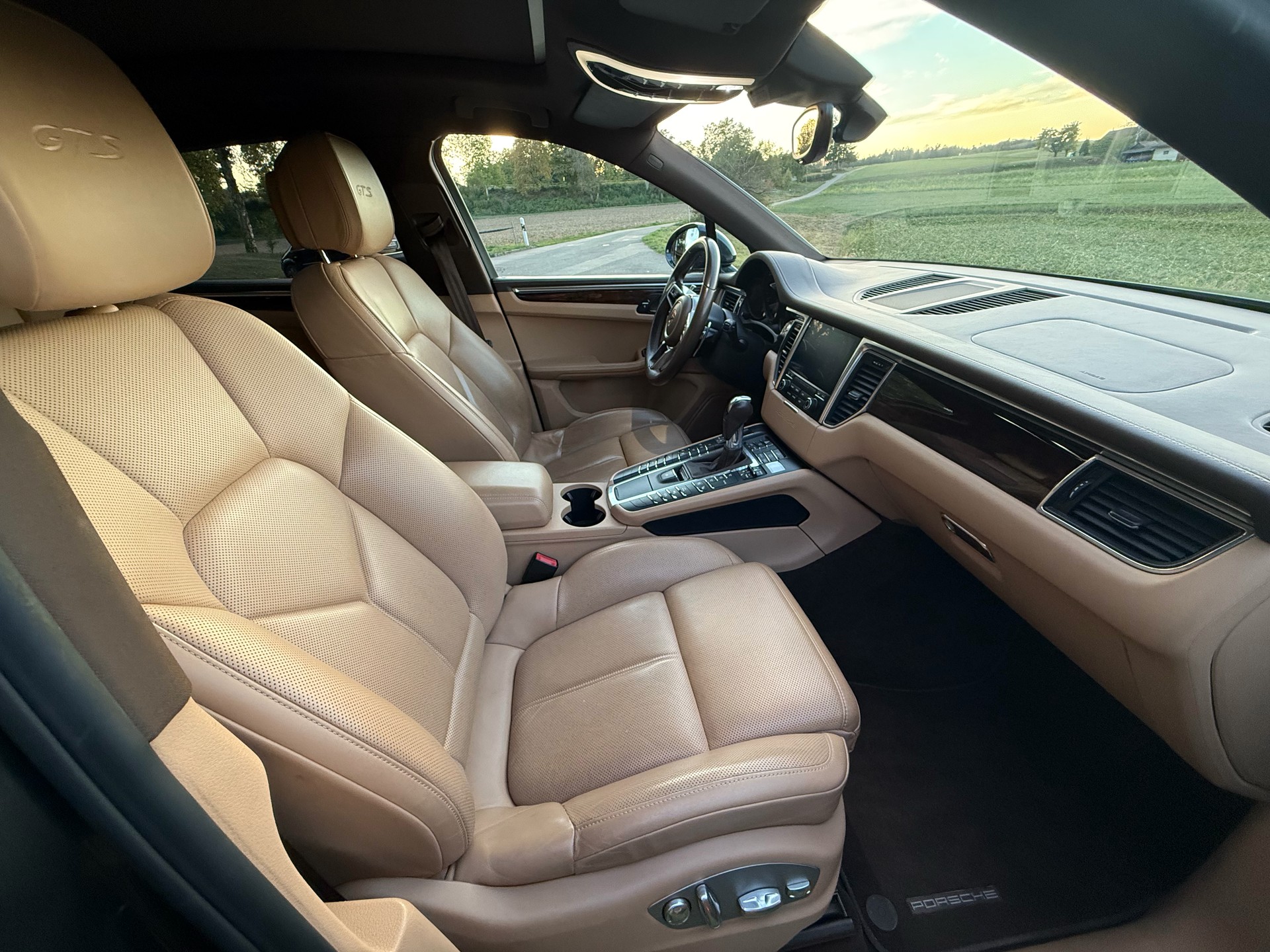 PORSCHE 3.0 V6 GTS-image-1