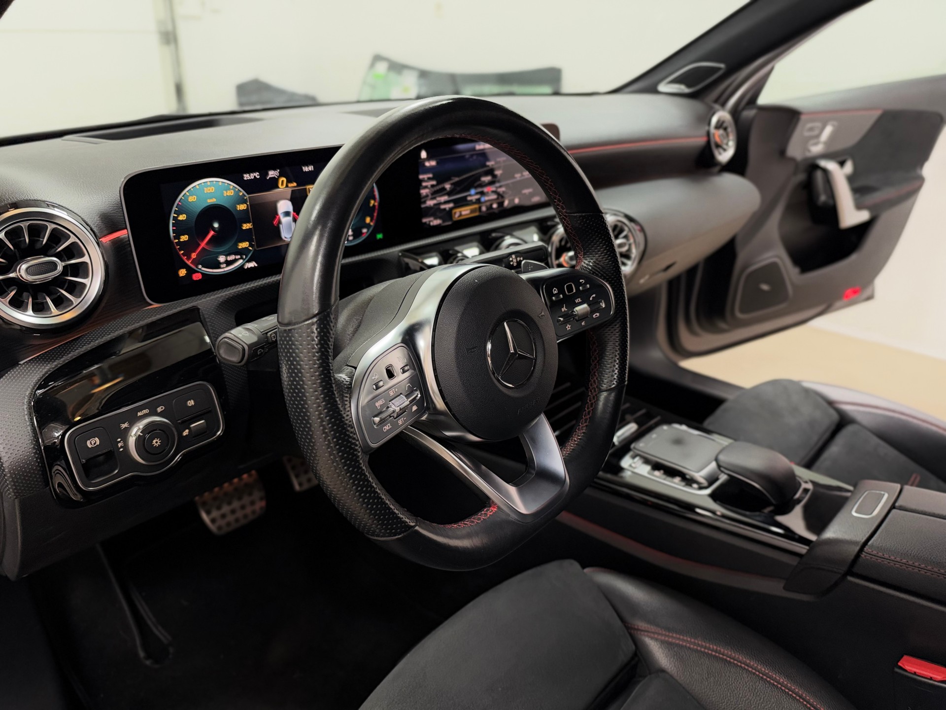 MERCEDES-BENZ A 250 AMG Line 7G-DCT-image-4