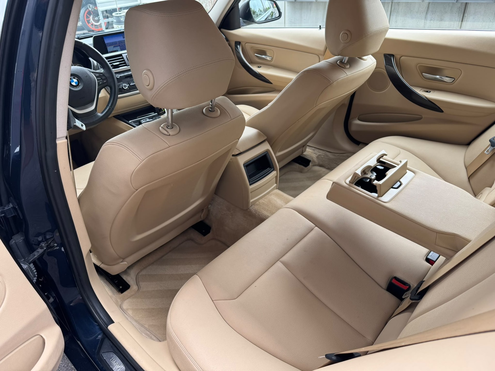 BMW 320d Touring Luxury Line Steptronic-image-10
