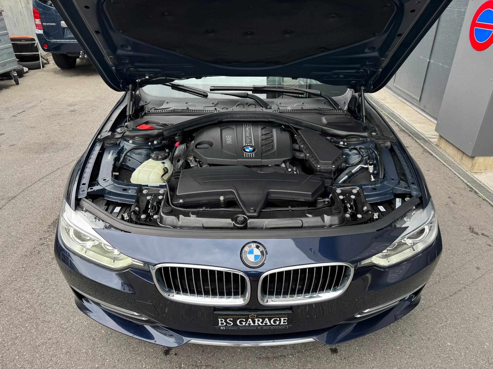 BMW 320d Touring Luxury Line Steptronic-image-3