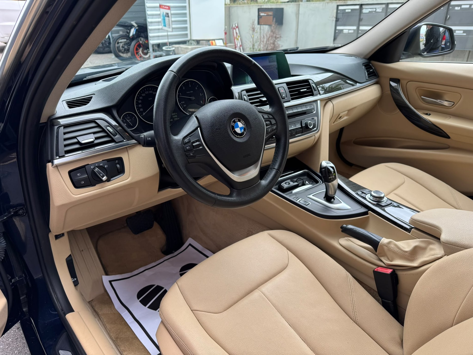 BMW 320d Touring Luxury Line Steptronic-image-7