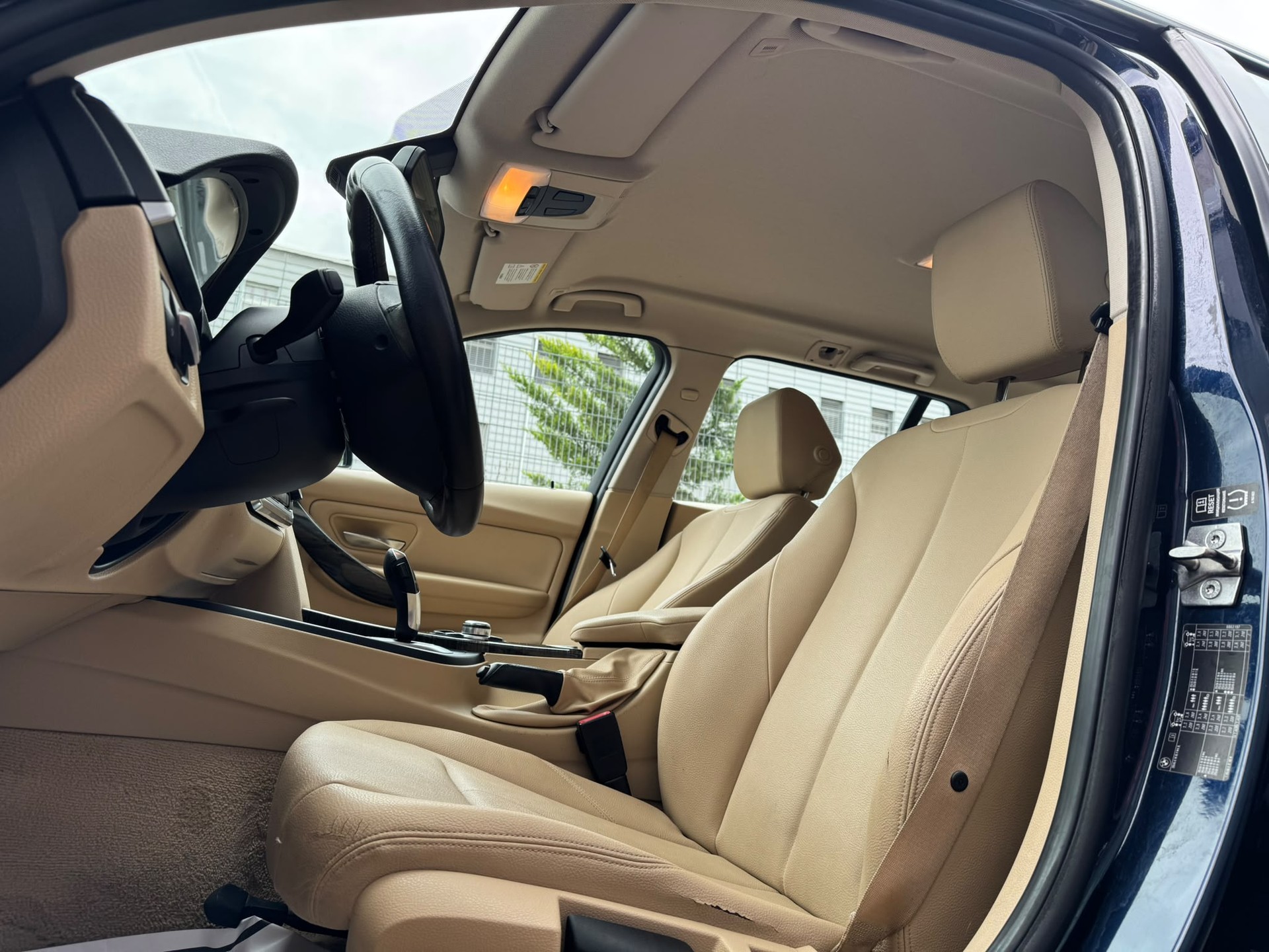 BMW 320d Touring Luxury Line Steptronic-image-9