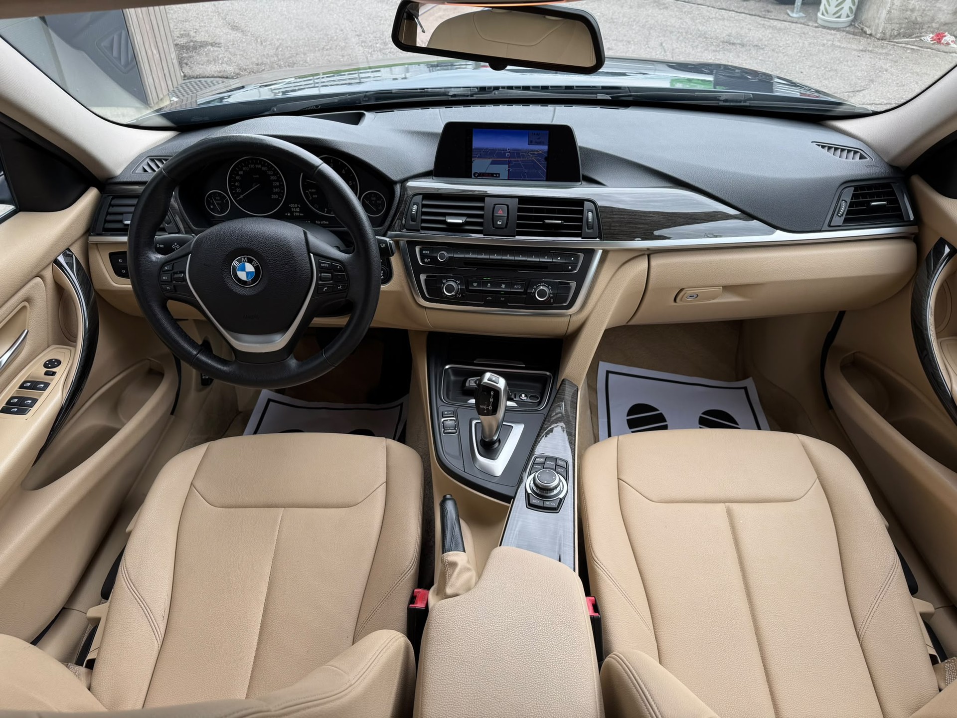 BMW 320d Touring Luxury Line Steptronic-image-8