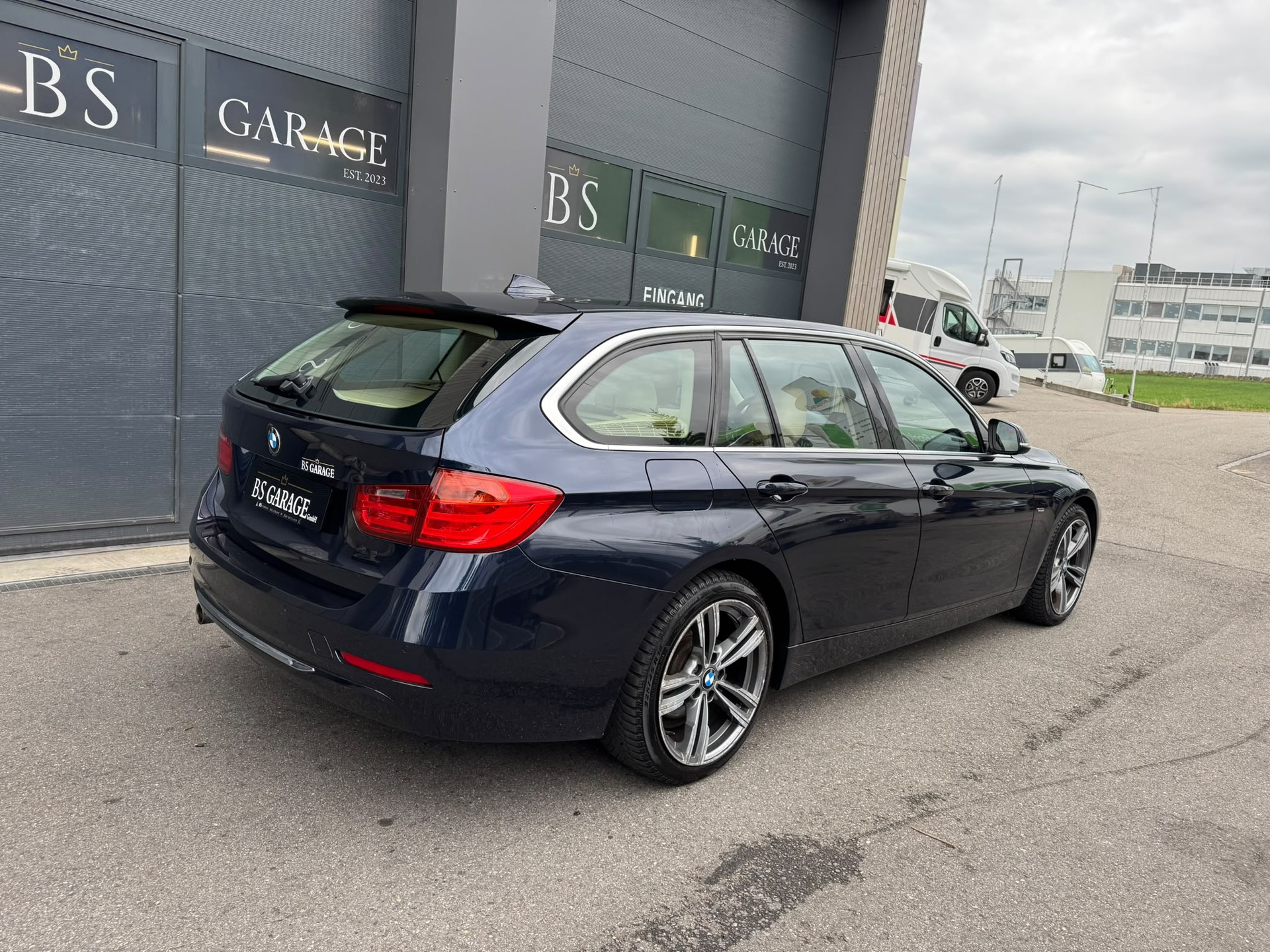 BMW 320d Touring Luxury Line Steptronic-image-4