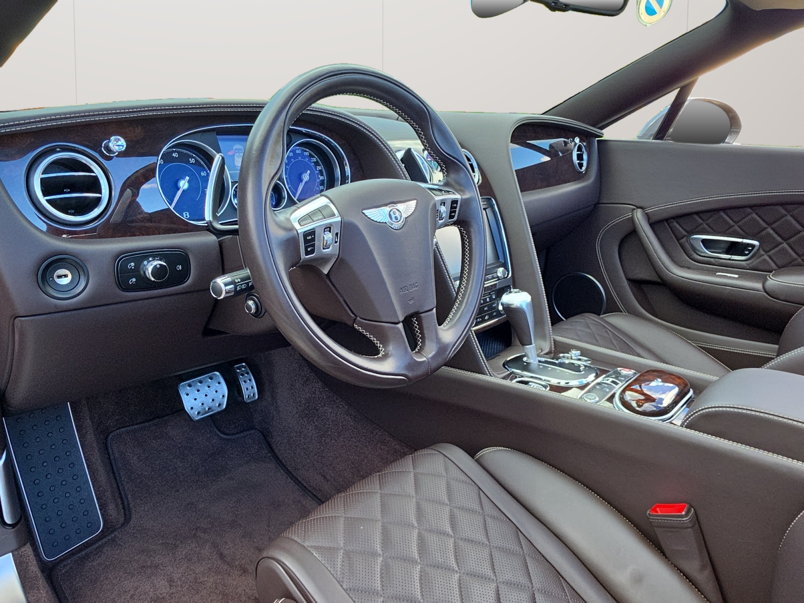 BENTLEY Continental GTC 4.0 V8- im neuwertigen Zustand!-showroom-element-3