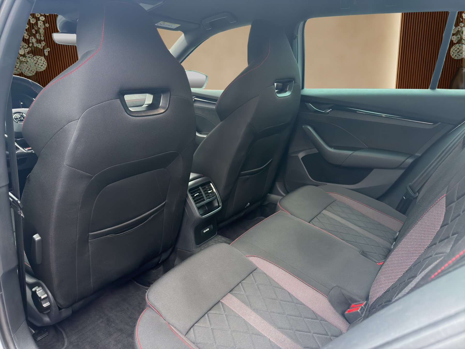 SKODA Octavia Combi 2.0 TDI DSG RS 4x4 ** Anhängerkupplung 2000 kg **-image-12