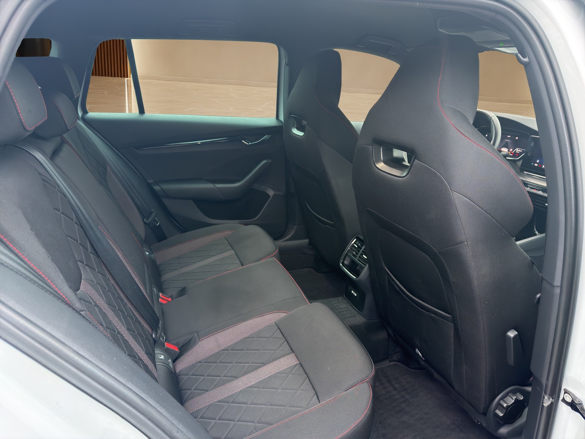 SKODA Octavia Combi 2.0 TDI DSG RS 4x4 ** Anhängerkupplung 2000 kg **-image-17
