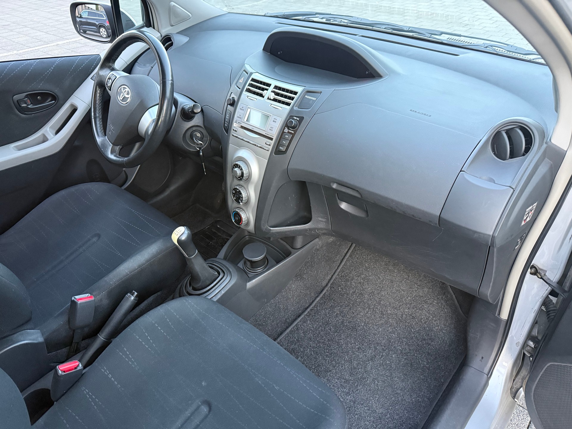 TOYOTA Yaris 1.3 Linea Luna-image-9