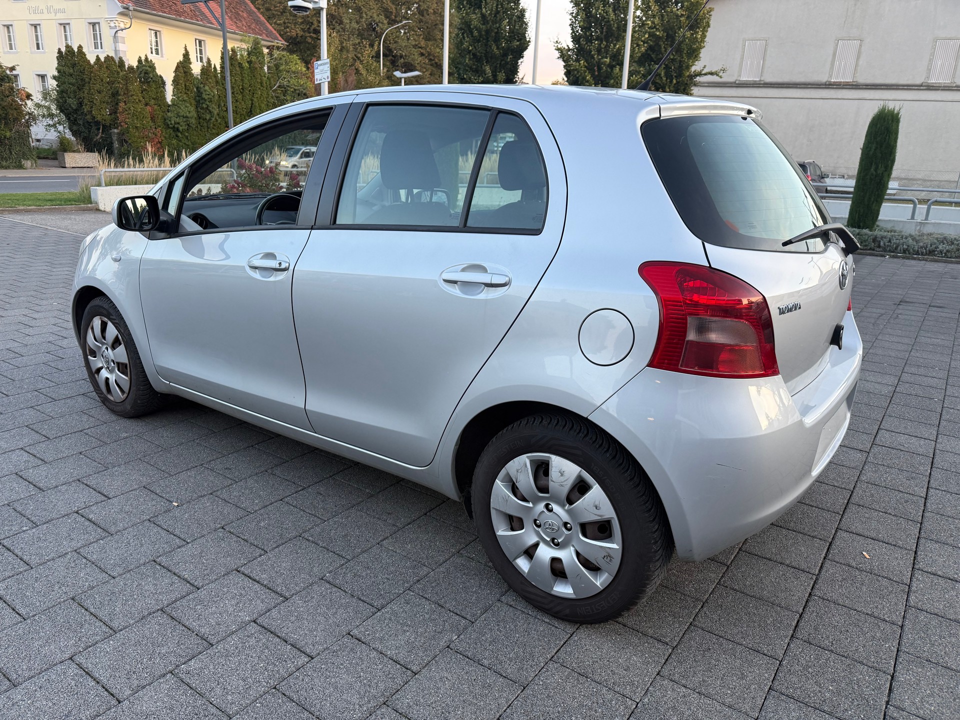 TOYOTA Yaris 1.3 Linea Luna-image-3