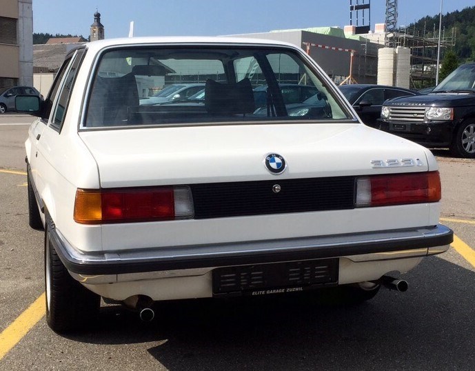 BMW 323 i-image-6