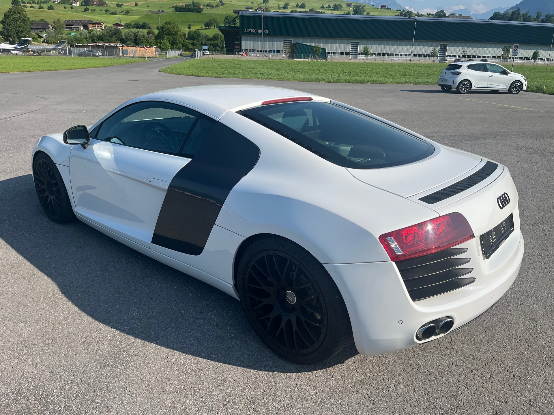 AUDI R8 Coupé 4.2-image-11